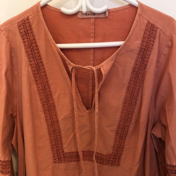 New Justfab 2x burnt orange top, bell sleeves, tie front, lace embellished - Picture 5 of 7